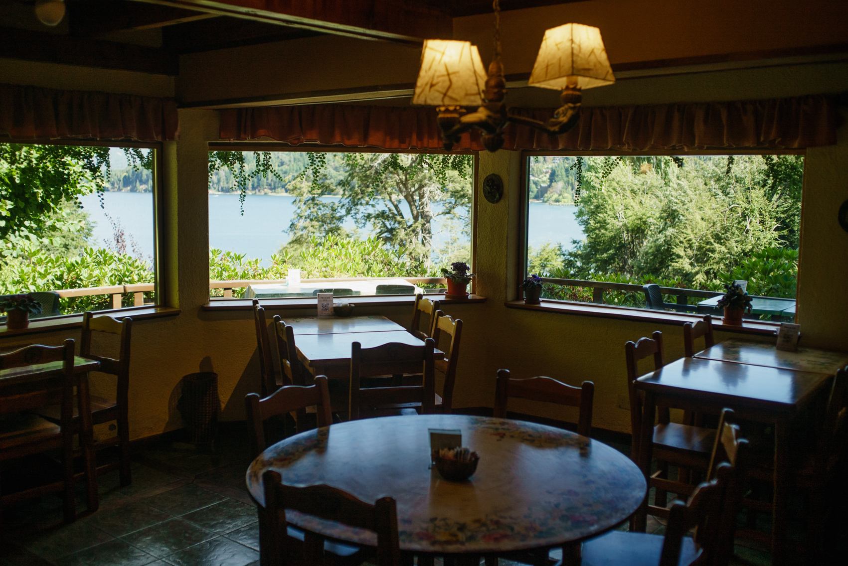 El salón con vista al lago